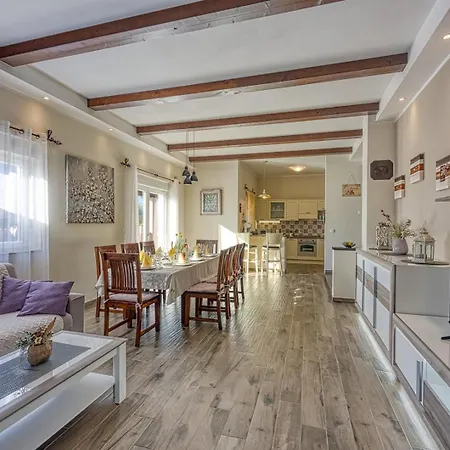 Casa Bamboletta With Swimming Pool
